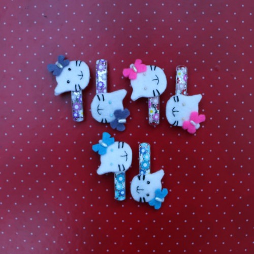 Multicoloured hello kitty felt hair pins