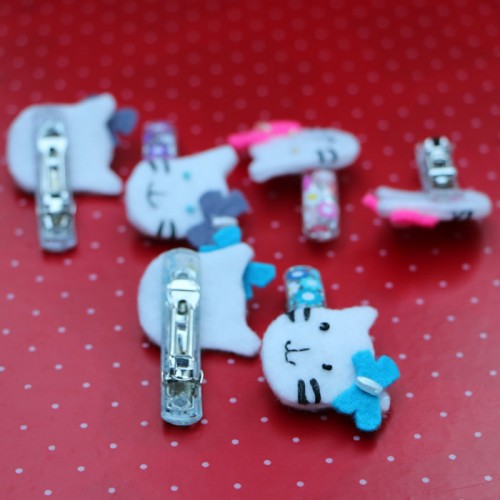 Multicoloured hello kitty felt hair pins